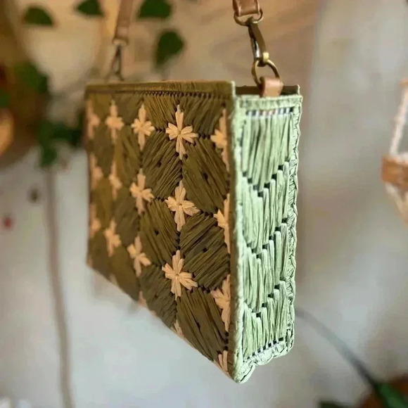 Boho Handwoven Green Straw Crossbody Bag - 9x9 Square Raffia Purse Like New - Picture 6 of 10